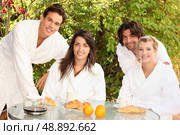 Two couples sharing breakfast. Стоковое фото, агентство Ingram Publishing / Фотобанк Лори