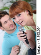 Couple singing karaoke. Стоковое фото, агентство Ingram Publishing / Фотобанк Лори