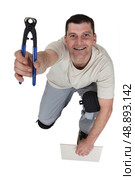 Man holding pair of clippers. Стоковое фото, агентство Ingram Publishing / Фотобанк Лори