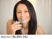 Brunette woman with glass of water. Стоковое фото, агентство Ingram Publishing / Фотобанк Лори