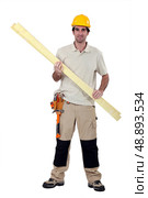 Carpenter with timber. Стоковое фото, агентство Ingram Publishing / Фотобанк Лори