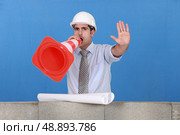 Foreman screaming into cone. Стоковое фото, агентство Ingram Publishing / Фотобанк Лори