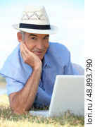 Senior man using his laptop. Стоковое фото, агентство Ingram Publishing / Фотобанк Лори