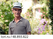 Senior citizen relaxing in his garden. Стоковое фото, агентство Ingram Publishing / Фотобанк Лори