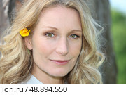 Woman with flower in hair. Стоковое фото, агентство Ingram Publishing / Фотобанк Лори