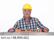 Mason with spirit level. Стоковое фото, агентство Ingram Publishing / Фотобанк Лори