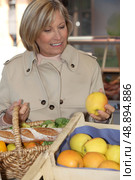 Woman buying fruit. Стоковое фото, агентство Ingram Publishing / Фотобанк Лори