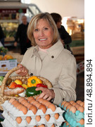 Woman shopping at local market. Стоковое фото, агентство Ingram Publishing / Фотобанк Лори