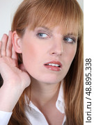 Woman listening with her hand. Стоковое фото, агентство Ingram Publishing / Фотобанк Лори