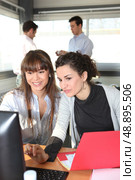 Colleagues at an office computer. Стоковое фото, агентство Ingram Publishing / Фотобанк Лори