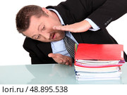Businessmanwith pile of work. Стоковое фото, агентство Ingram Publishing / Фотобанк Лори