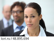 A businesswoman with her colleagues. Стоковое фото, агентство Ingram Publishing / Фотобанк Лори