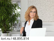 Young receptionist sitting at a desk. Стоковое фото, агентство Ingram Publishing / Фотобанк Лори