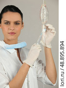 Nurse injecting medication. Стоковое фото, агентство Ingram Publishing / Фотобанк Лори