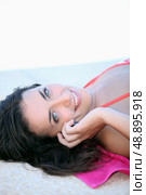 Smiling woman by a pool with a cellphone. Стоковое фото, агентство Ingram Publishing / Фотобанк Лори
