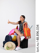 Woman hitchhiking to the beach. Стоковое фото, агентство Ingram Publishing / Фотобанк Лори