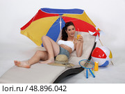 Woman laying on sun lounger. Стоковое фото, агентство Ingram Publishing / Фотобанк Лори
