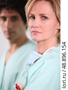 female doctor and his colleague with a serious air. Стоковое фото, агентство Ingram Publishing / Фотобанк Лори