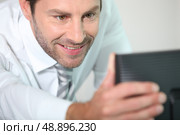 Man adjusting screen. Стоковое фото, агентство Ingram Publishing / Фотобанк Лори