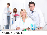 Scientists performing experiments. Стоковое фото, агентство Ingram Publishing / Фотобанк Лори