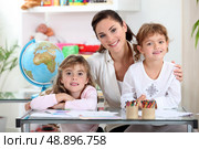 Mother and daughter doing homework. Стоковое фото, агентство Ingram Publishing / Фотобанк Лори