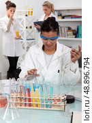 Women conducting an experiment. Стоковое фото, агентство Ingram Publishing / Фотобанк Лори