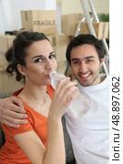 woman drinking water from bottle. Стоковое фото, агентство Ingram Publishing / Фотобанк Лори