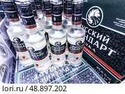 Водка Русский Стандарт на полке в супермаркете. Бутилированные алкогольные напитки. Редакционное фото, фотограф FotograFF / Фотобанк Лори