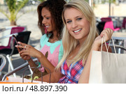 Two woman on shopping trip. Стоковое фото, агентство Ingram Publishing / Фотобанк Лори