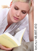 Woman reading. Стоковое фото, агентство Ingram Publishing / Фотобанк Лори
