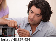 Man fixing a hard drive. Стоковое фото, агентство Ingram Publishing / Фотобанк Лори