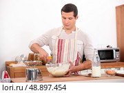 Man stirring mixture in bowl. Стоковое фото, агентство Ingram Publishing / Фотобанк Лори