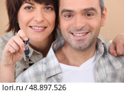 Mature couple holding up a set of keys. Стоковое фото, агентство Ingram Publishing / Фотобанк Лори