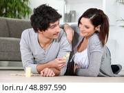 Couple playing dominoes. Стоковое фото, агентство Ingram Publishing / Фотобанк Лори