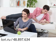 Couple relaxing at home. Стоковое фото, агентство Ingram Publishing / Фотобанк Лори