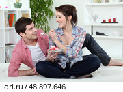 Couple eating cake. Стоковое фото, агентство Ingram Publishing / Фотобанк Лори
