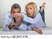 Woman trying to block her husband’s view. Стоковое фото, агентство Ingram Publishing / Фотобанк Лори