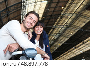 couple at train station. Стоковое фото, агентство Ingram Publishing / Фотобанк Лори