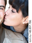 Woman kissing man. Стоковое фото, агентство Ingram Publishing / Фотобанк Лори