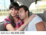 Couple embracing in car. Стоковое фото, агентство Ingram Publishing / Фотобанк Лори