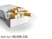 Open packet of cigarettes. Стоковое фото, агентство Ingram Publishing / Фотобанк Лори