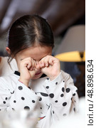 Little girl rubbing her eyes. Стоковое фото, агентство Ingram Publishing / Фотобанк Лори