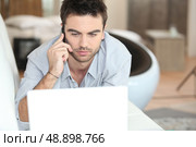 Man on the phone at the computer. Стоковое фото, агентство Ingram Publishing / Фотобанк Лори