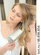 Blonde woman drying her hair. Стоковое фото, агентство Ingram Publishing / Фотобанк Лори