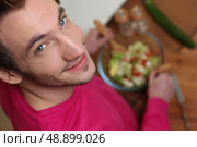 Young man tossing a salad. Стоковое фото, агентство Ingram Publishing / Фотобанк Лори