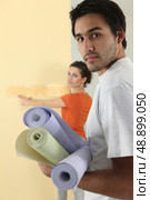 Couple ready to wallpaper wall. Стоковое фото, агентство Ingram Publishing / Фотобанк Лори