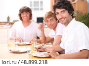 Three young men having lunch. Стоковое фото, агентство Ingram Publishing / Фотобанк Лори