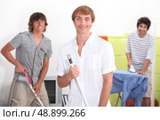 Young men doing household chores. Стоковое фото, агентство Ingram Publishing / Фотобанк Лори