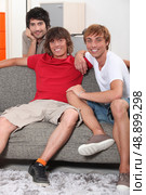Young men sharing an apartment together. Стоковое фото, агентство Ingram Publishing / Фотобанк Лори
