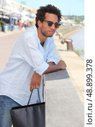 Man walking along the quays. Стоковое фото, агентство Ingram Publishing / Фотобанк Лори